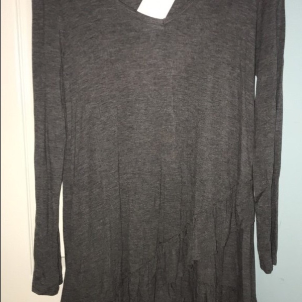 gray long sleeve shirt